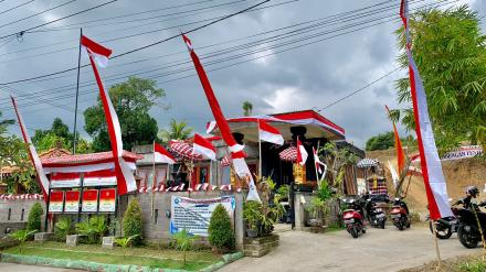 Pemerintahan Desa Pasang atribut dan Bendera Merah Putih dalam Peringatan HUT RI ke-78